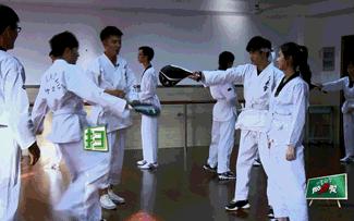 鹿晗踢足球我去上学啦,我去上学啦鹿晗体育课踢足球