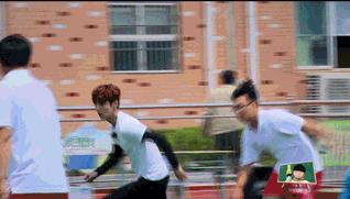 鹿晗踢足球我去上学啦,我去上学啦鹿晗体育课踢足球