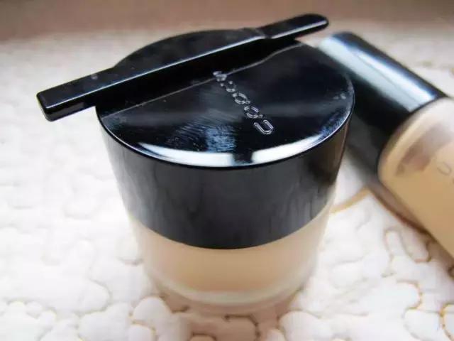 合适混油皮瑕疵多的粉底推荐,不用化妆的美颜相机