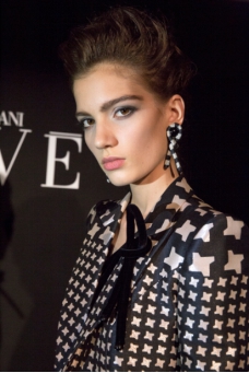 阿玛尼黑色试用装是什么粉底液 (阿玛尼秋冬新色合适黄皮)