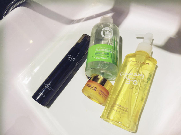 哪种卸妆产品对皮肤的伤害最小,常用的卸妆产品该如何选择