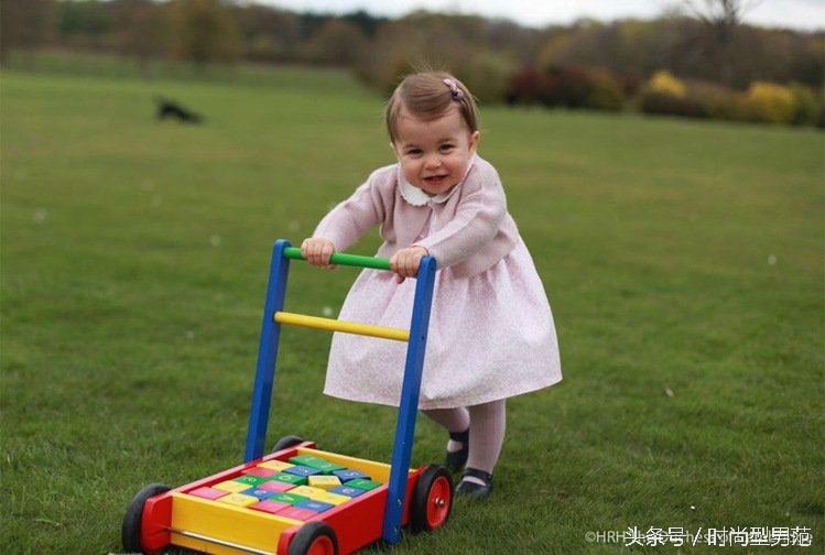 跟着英国皇室的乔治王子学！你家的宝贝也能穿成王子与公主