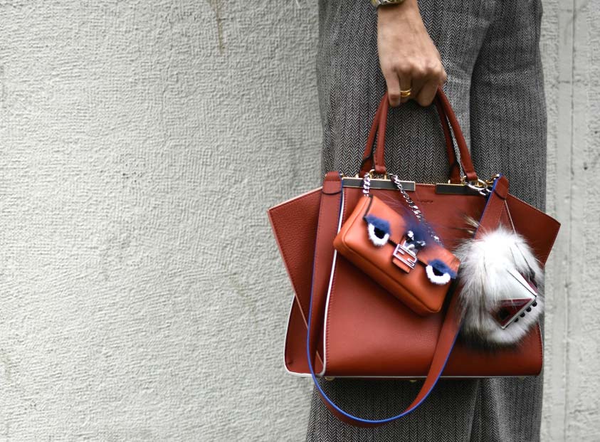 fendi小怪兽彩色挎包多少钱,fendi小怪兽包夏天背还是冬天