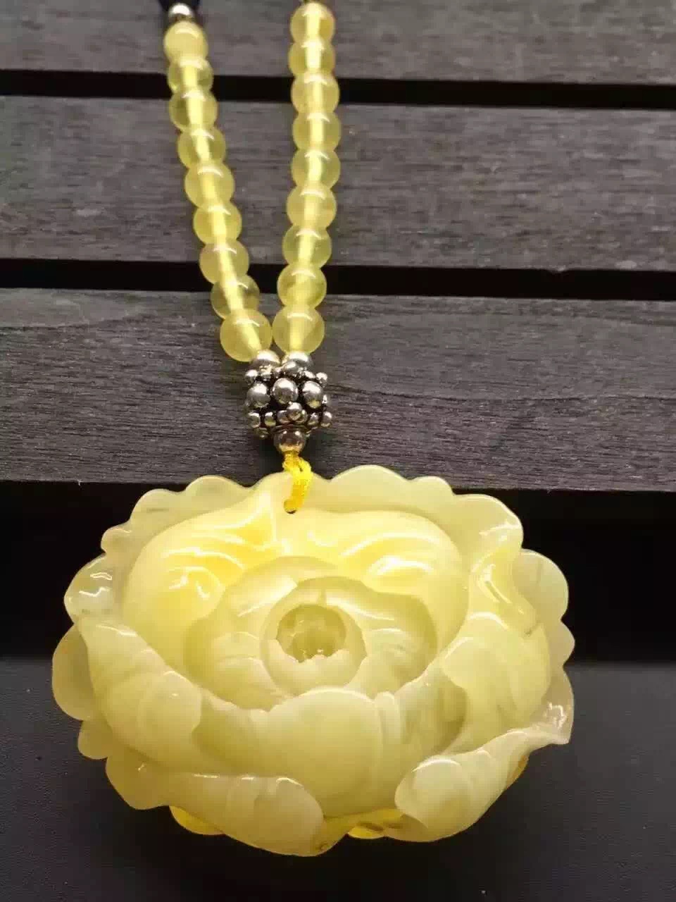 蜜蜡手串能不能长期佩戴,长期佩戴蜜蜡有什么好处和坏处