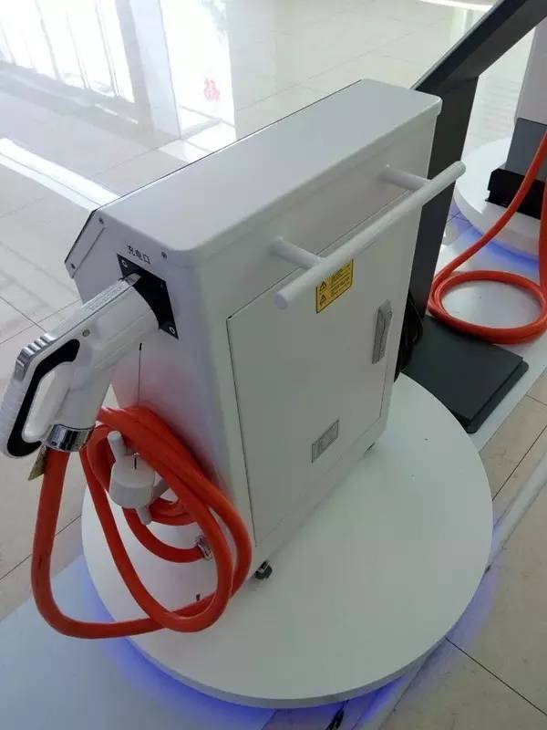 新品上市！这是一款能够移动的直流充电机