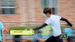 鹿晗踢足球我去上学啦,我去上学啦鹿晗体育课踢足球