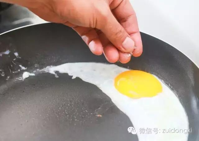 用煎蛋锅煎蛋真是仪式感满满,怎样用煎蛋锅煎蛋不糊又熟透