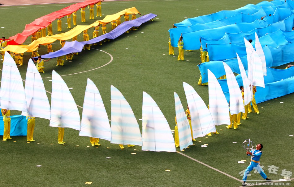 爸爸看到夏令营的女儿晒黑了,爸爸看到女儿军训被晒黑