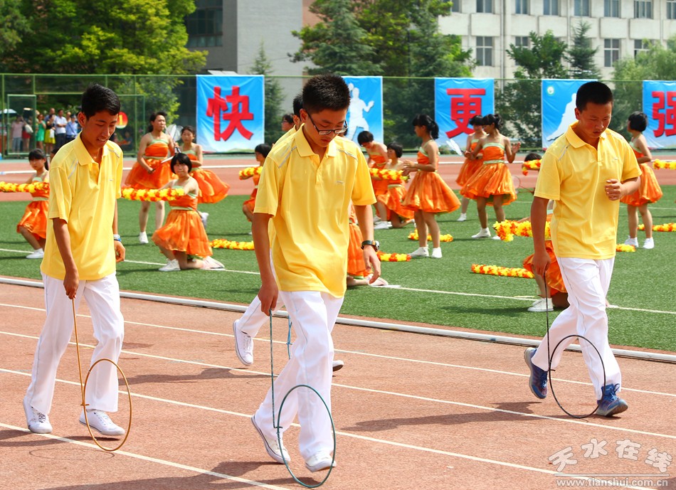 爸爸看到夏令营的女儿晒黑了,爸爸看到女儿军训被晒黑