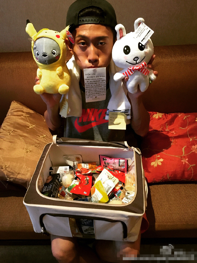 女粉丝送华晨宇兰博基尼,粉丝送华晨宇生日礼物排第几