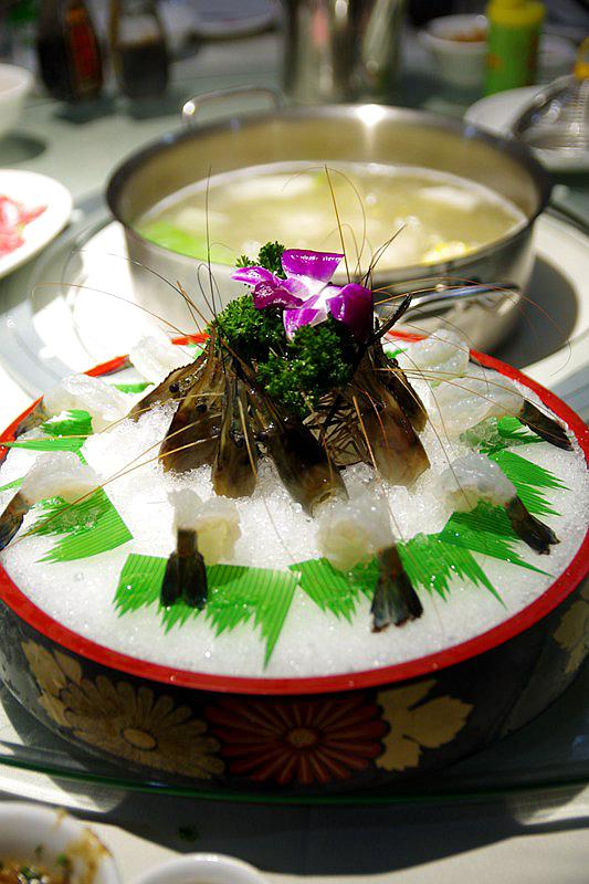 多变揽鲜又出新招：海鲜火锅霸王锅后这次出个五层塔！