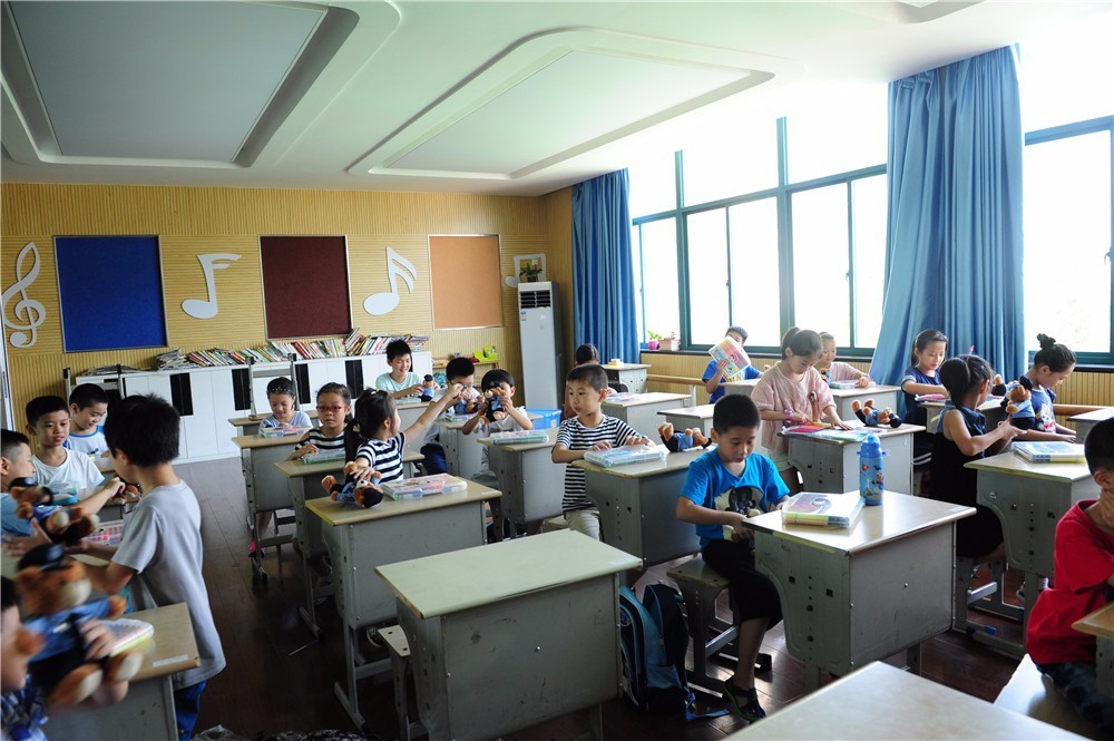 这两天，有一只“小熊”成了滨江的网红！