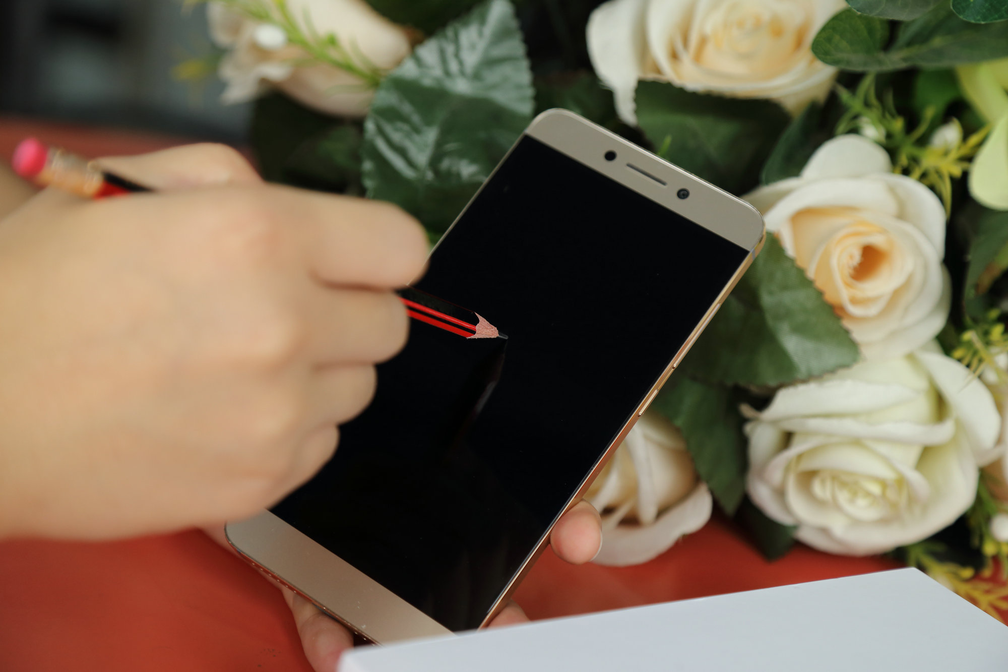 钢化膜是如何保护手机屏幕的,手机高端钢化膜能保护屏幕吗