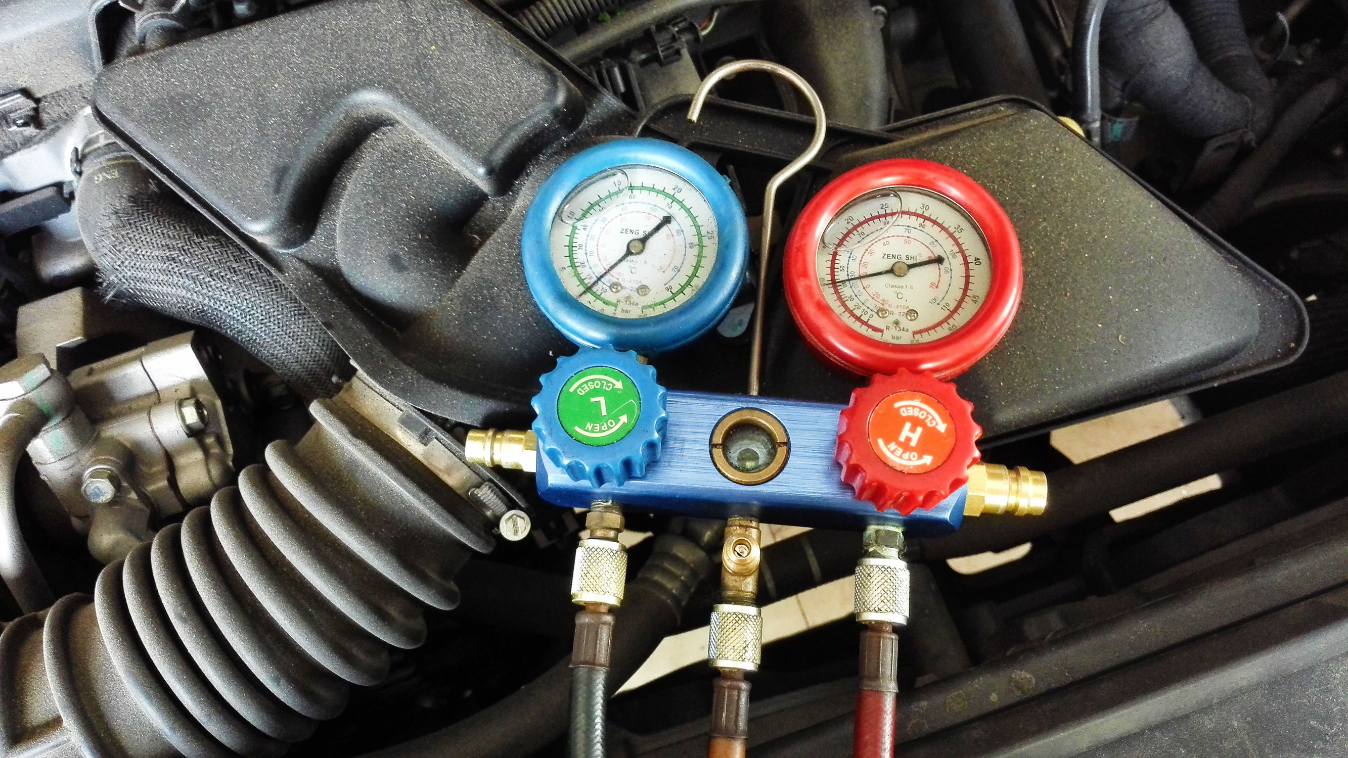 汽车空调雪种泄漏什么原因造成的,汽车空调雪种突然泄漏是怎么回事