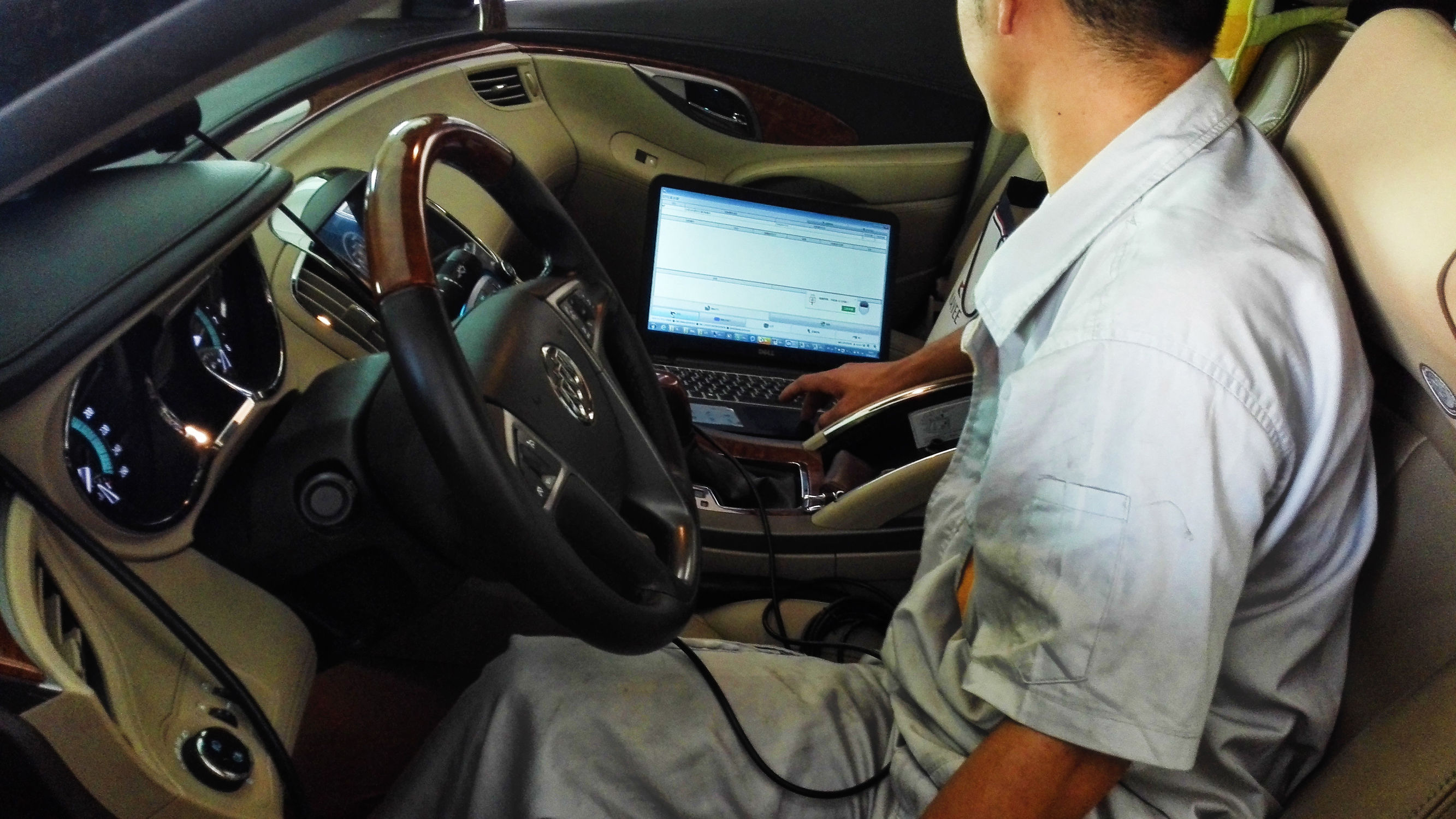 汽车空调雪种泄漏什么原因造成的,汽车空调雪种突然泄漏是怎么回事