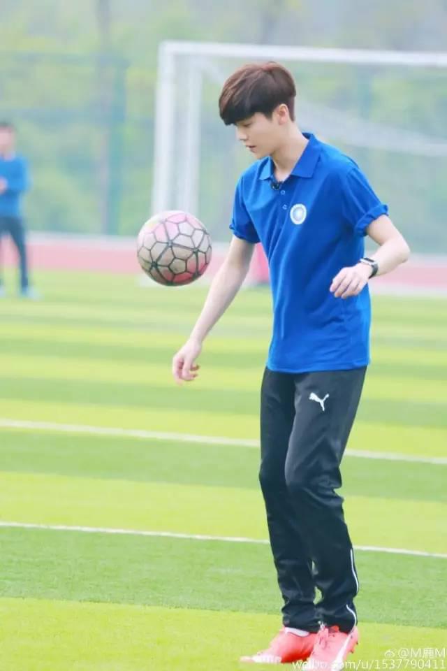 我觉得鹿晗真的是颜值下滑了,鹿晗长得不帅