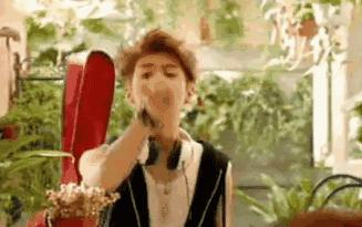 我觉得鹿晗真的是颜值下滑了,鹿晗长得不帅