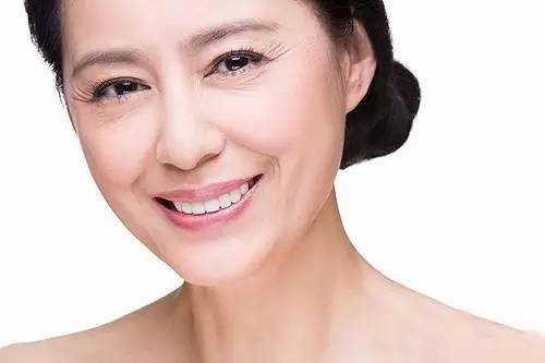 老了皱纹一年比一年多了,老了真的老了脸上布满皱纹