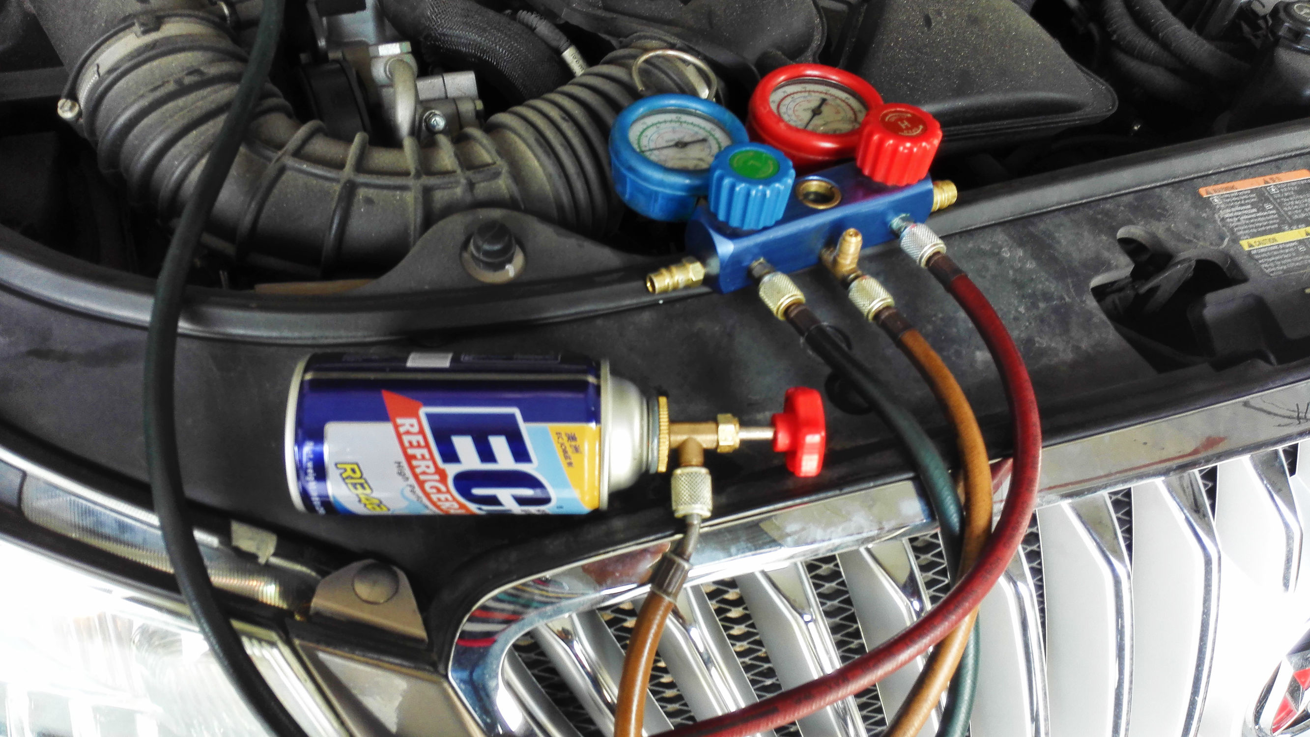 汽车空调雪种泄漏什么原因造成的,汽车空调雪种突然泄漏是怎么回事