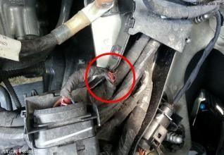 女司机闻到一股烧焦的味道,女司机车内发出恶臭