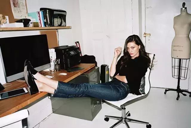 这个牌子的牛仔裤请给我来一打！