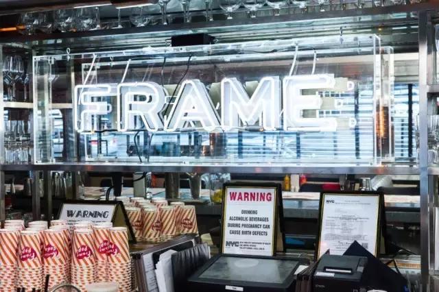 这个牌子的牛仔裤请给我来一打！