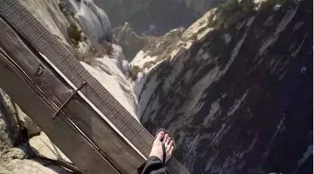 让人望而生畏的悬空栈道,挑战400米高的崖壁栈道是什么体验