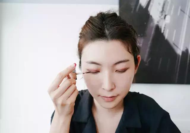 彩妆届又出一波液体眼影，据说霓虹国的妹子已经到了拼人品去抢