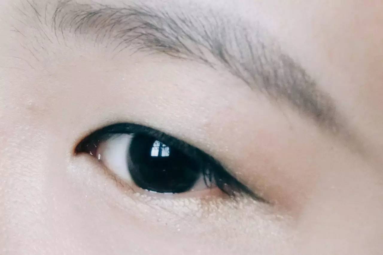 单眼皮画眼影最简单方法,单眼皮合适画眼影吗