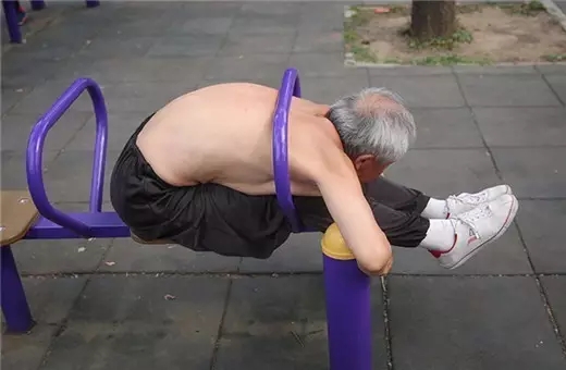 高手在民间大爷玩健身器材,民间健身器材达人