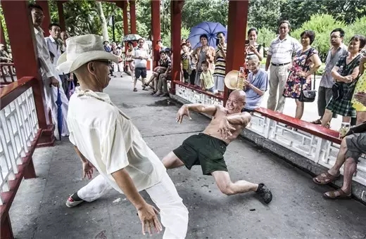 高手在民间大爷玩健身器材,民间健身器材达人