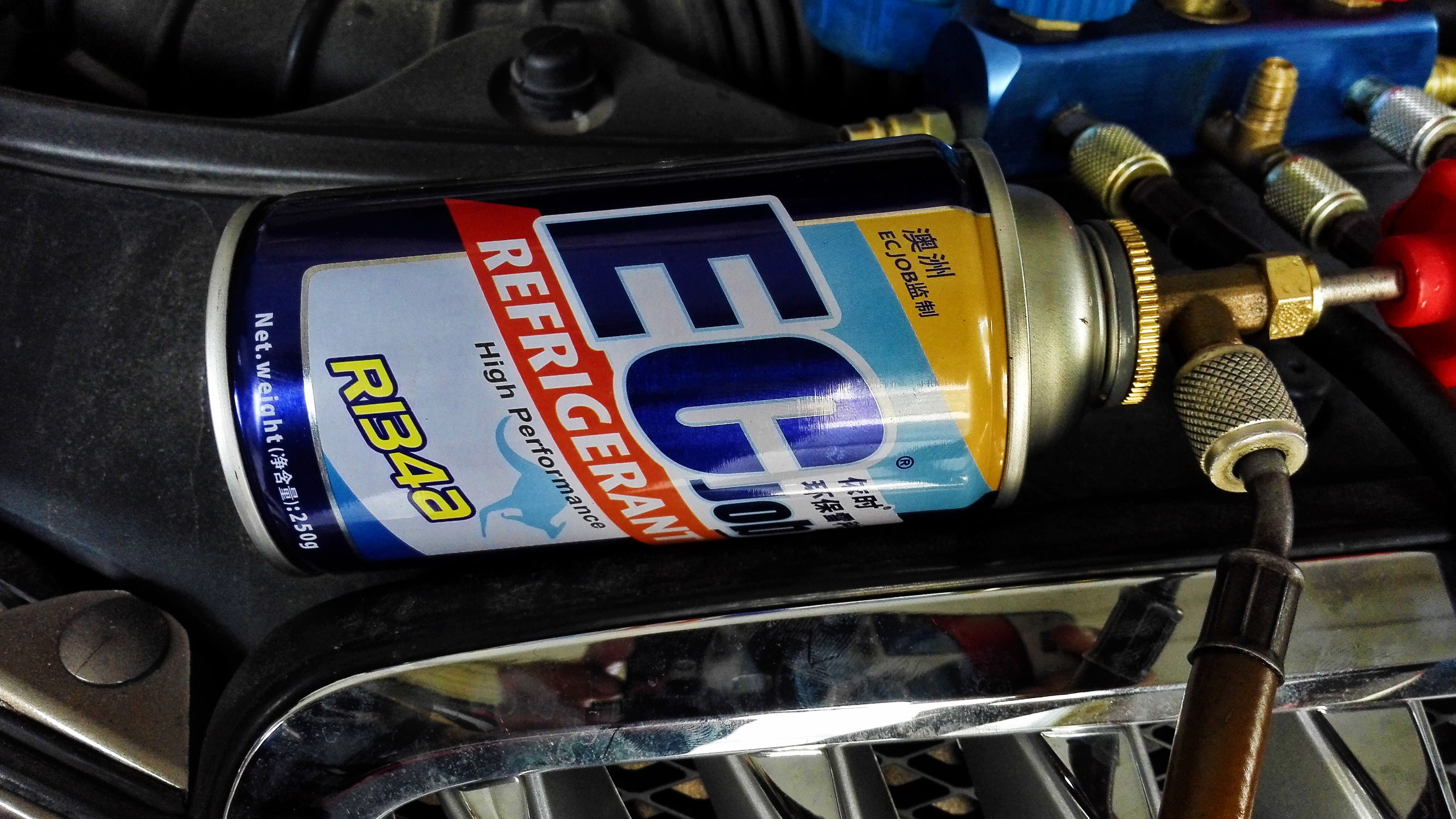 汽车空调雪种泄漏什么原因造成的,汽车空调雪种突然泄漏是怎么回事