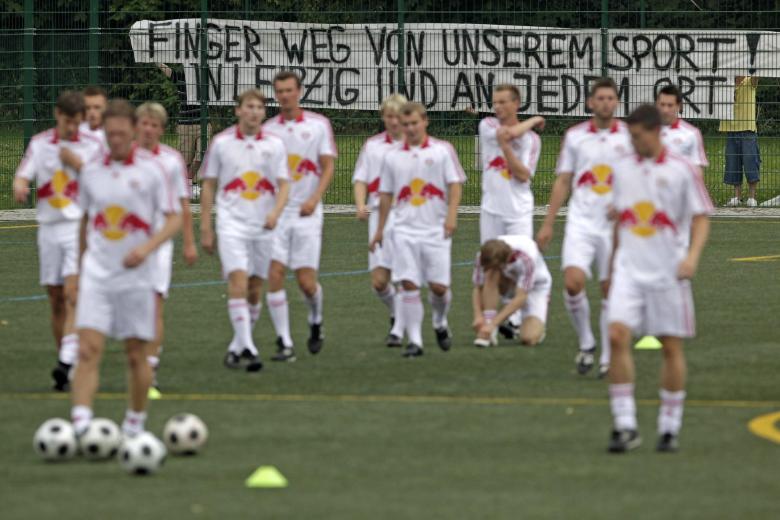 “天降牛头”不新鲜，看德国球迷是如何花式嘲讽莱比锡的