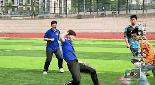 我觉得鹿晗真的是颜值下滑了,鹿晗长得不帅