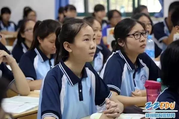 郑州哪些中学蓝色校服好看,郑州各中学校服