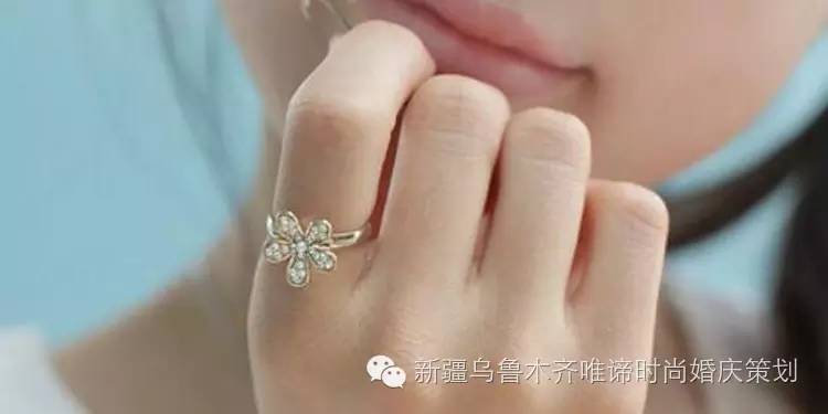 女性结婚戒指戴哪只手哪个手指,结婚戒指戴在女人哪只手哪个手指