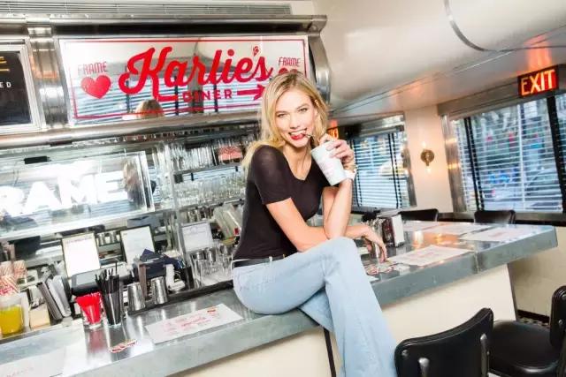 这个牌子的牛仔裤请给我来一打！