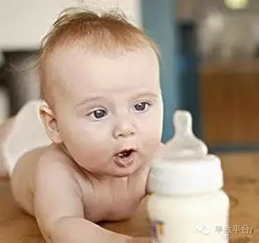 宝宝没吃饱奶是怎样的表现,新生儿宝宝吃饱以后什么表现