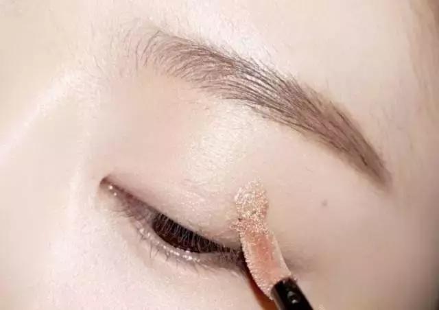 彩妆届又出一波液体眼影，据说霓虹国的妹子已经到了拼人品去抢