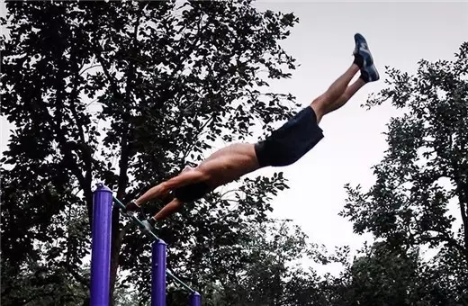 高手在民间大爷玩健身器材,民间健身器材达人