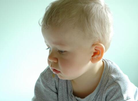 秋天小孩洗头掉几根头发正常不,秋天头发掉得厉害怎么办