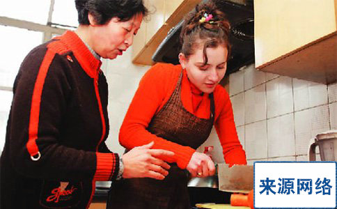 外国婆婆带孩子怎么带 (国外婆婆怎么带孩子)