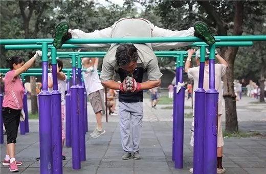 高手在民间大爷玩健身器材,民间健身器材达人