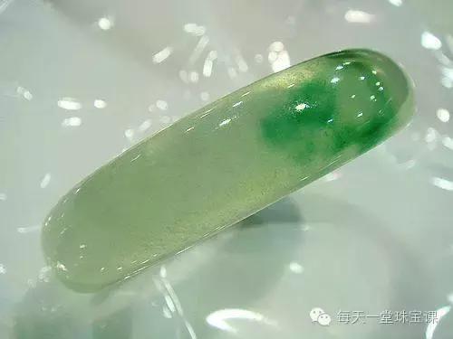 为什么有的玉戴一段时间后变颜色 (玉戴时间长裂纹会没有吗)