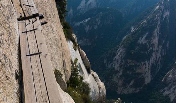 让人望而生畏的悬空栈道,挑战400米高的崖壁栈道是什么体验