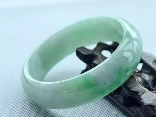 翡翠手镯的正确佩戴方法,翡翠手镯和手表能够同时佩戴吗