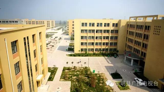 实拍：菏*东泽**明一中新校区！