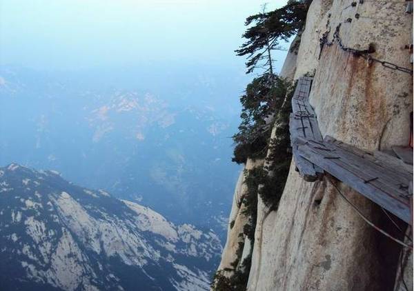 让人望而生畏的悬空栈道,挑战400米高的崖壁栈道是什么体验