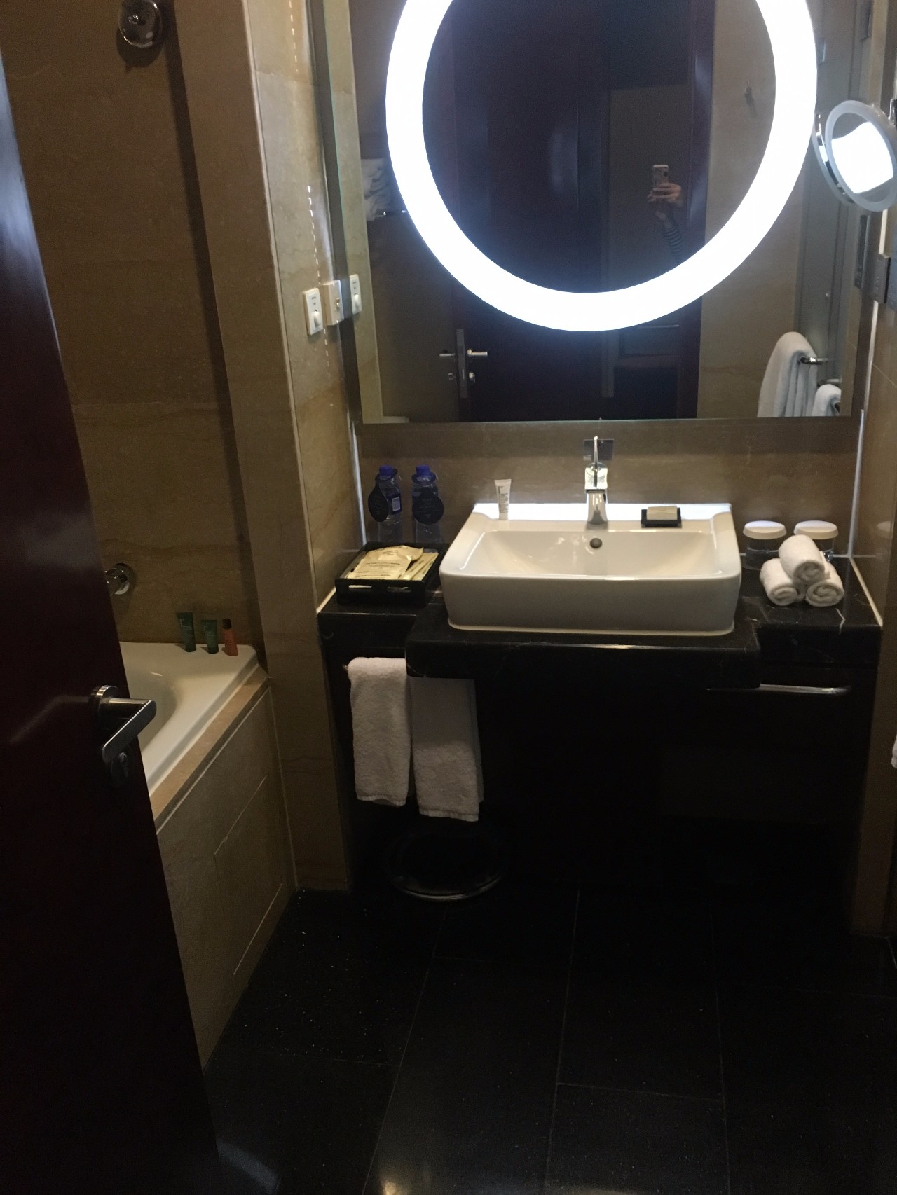 离首都机场近又有地铁站的酒店,首都机场国际航站楼附近宾馆