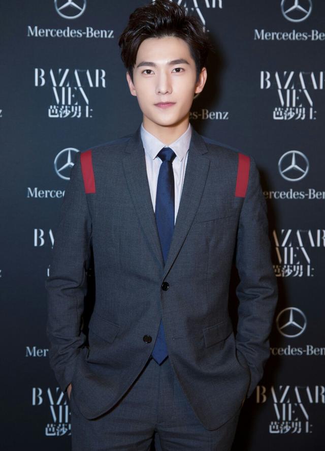 杨洋穿上黑色西装有多帅,杨洋被集体吐槽臭美